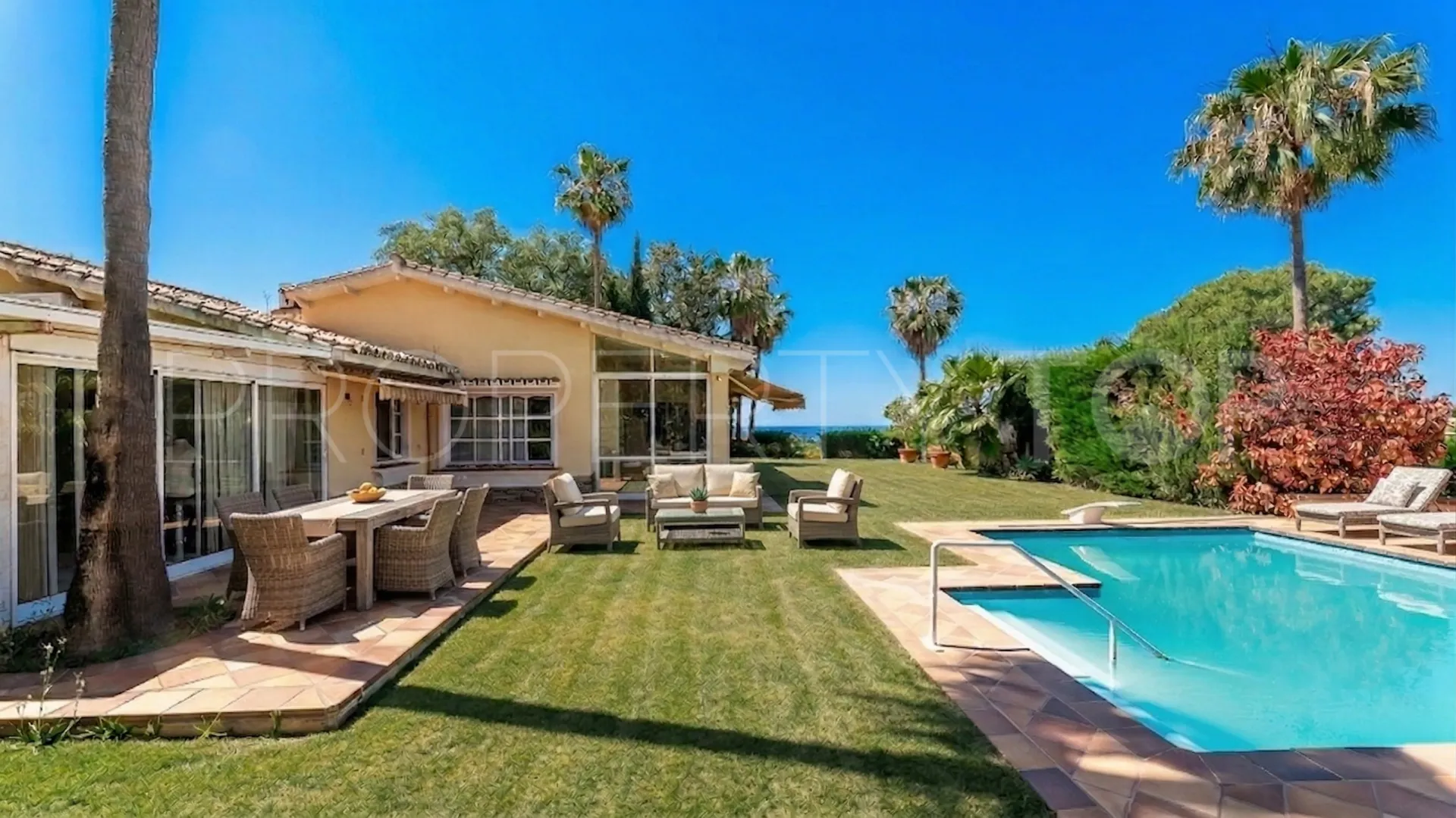 Buy house with 6 bedrooms in Elviria