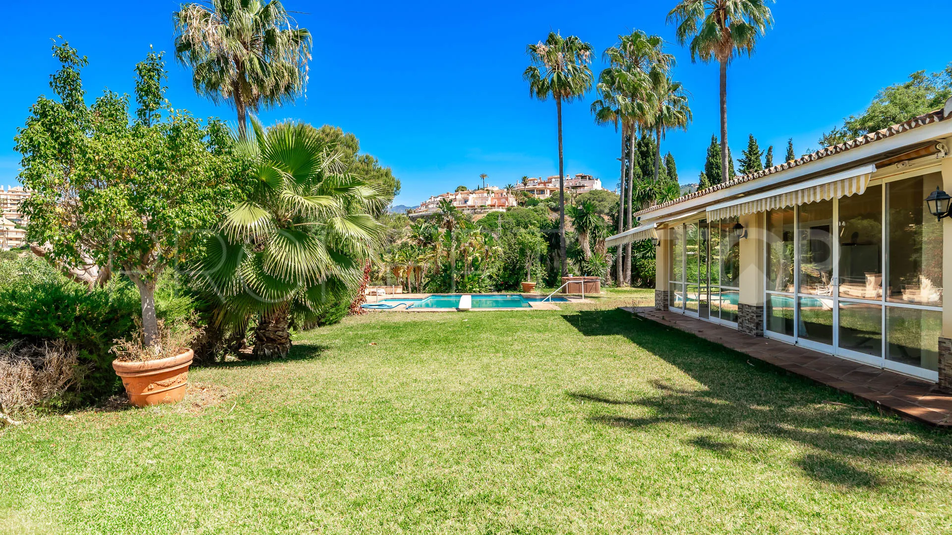 Buy house with 6 bedrooms in Elviria