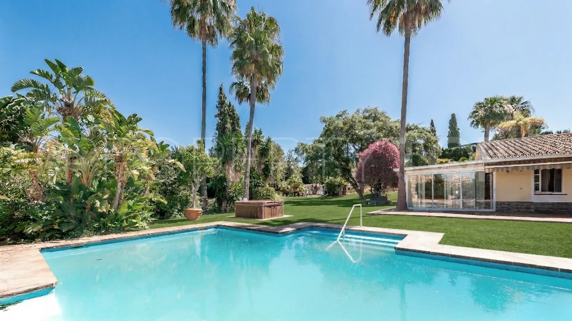 Buy house with 6 bedrooms in Elviria