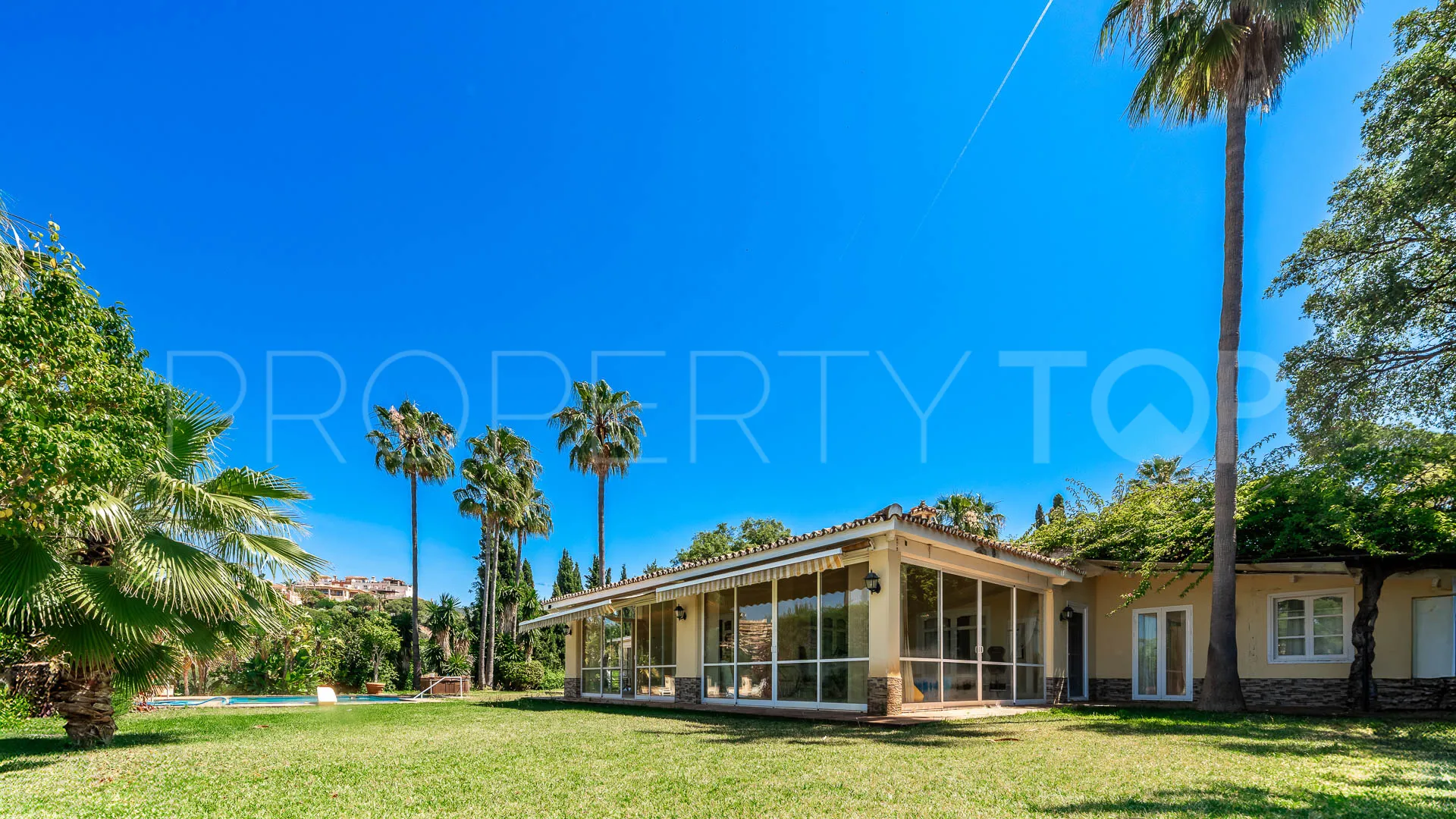 Buy house with 6 bedrooms in Elviria