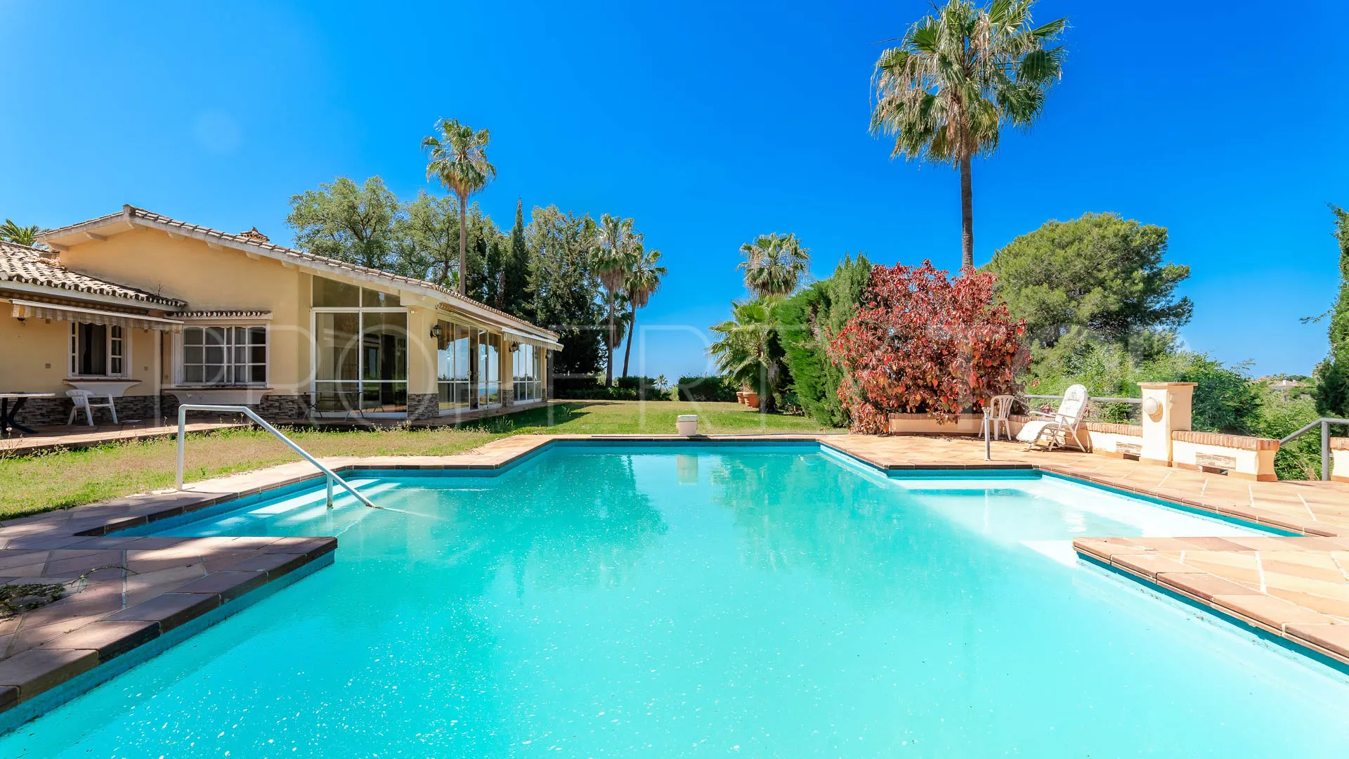 Buy house with 6 bedrooms in Elviria