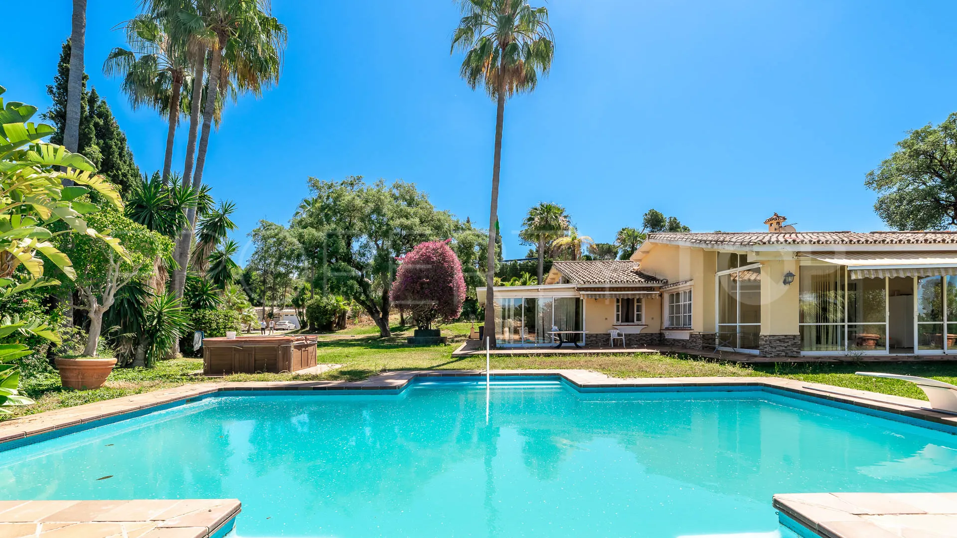 Buy house with 6 bedrooms in Elviria