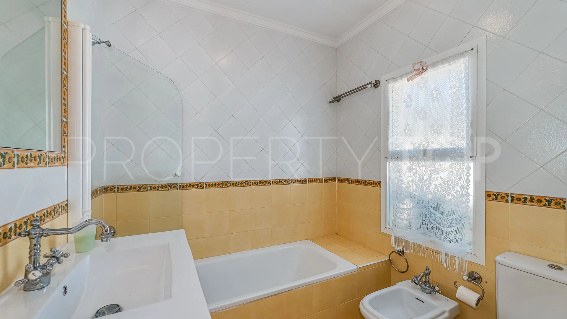 Se vende villa en Elviria