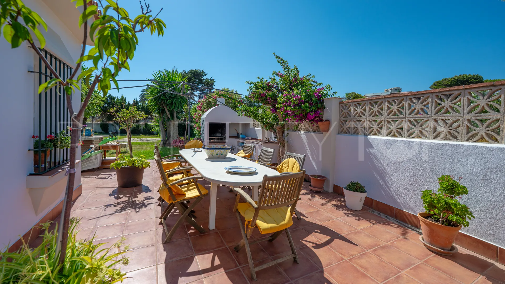 Se vende villa en Elviria
