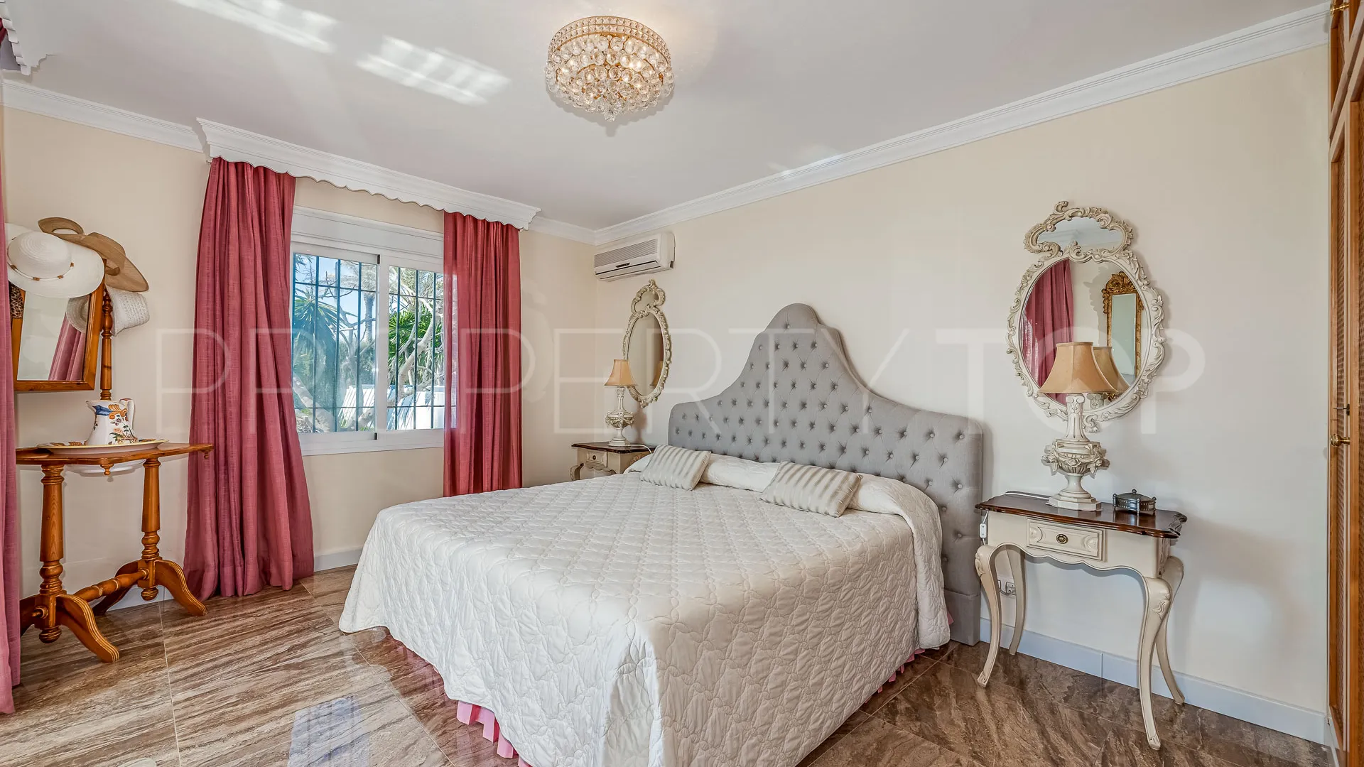 Se vende villa en Elviria