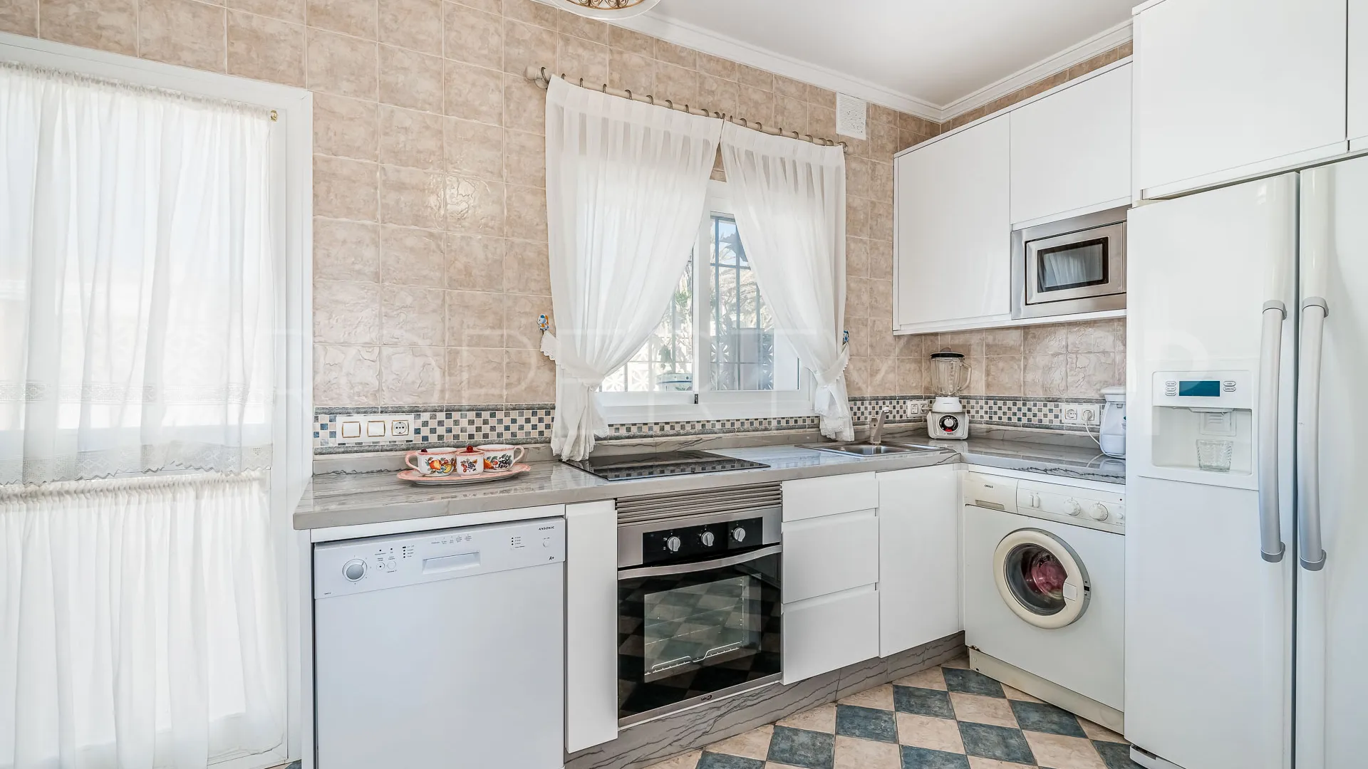 Se vende villa en Elviria