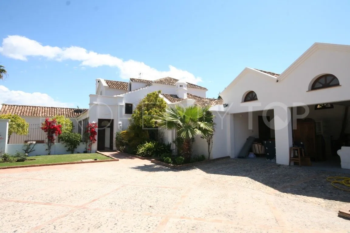 Villa a la venta en Guadalmina Baja con 6 dormitorios