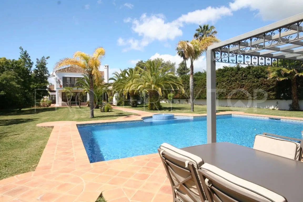 Villa a la venta en Guadalmina Baja con 6 dormitorios