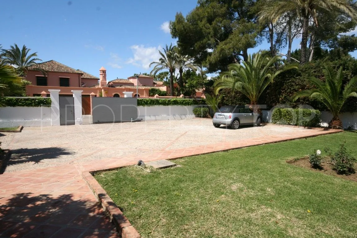 Villa a la venta en Guadalmina Baja con 6 dormitorios