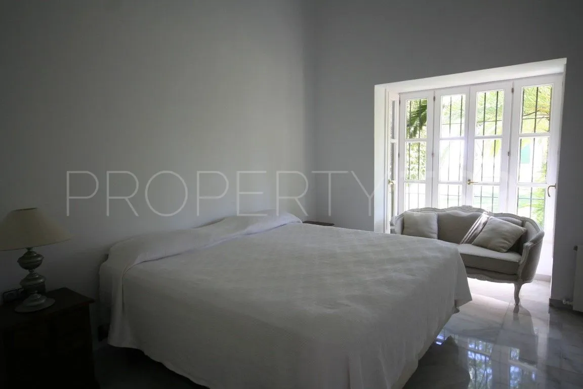 Villa a la venta en Guadalmina Baja con 6 dormitorios