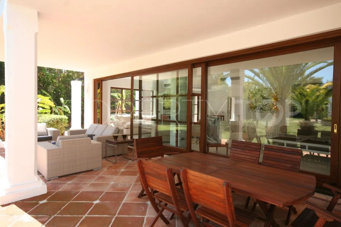 Villa a la venta en Guadalmina Baja con 6 dormitorios