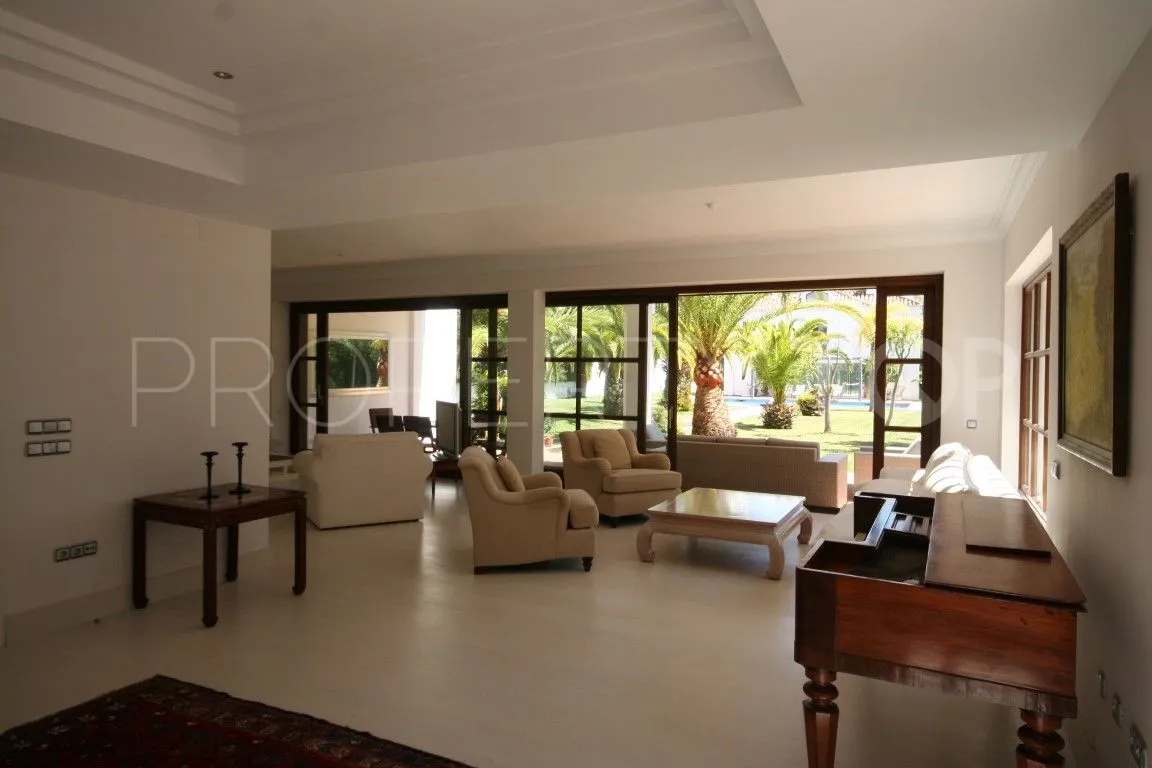 Villa a la venta en Guadalmina Baja con 6 dormitorios