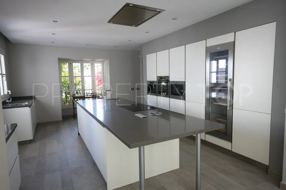 Villa a la venta en Guadalmina Baja con 6 dormitorios