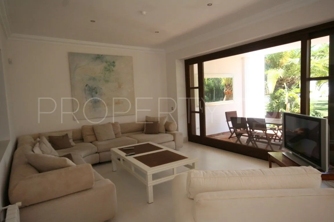 Villa a la venta en Guadalmina Baja con 6 dormitorios