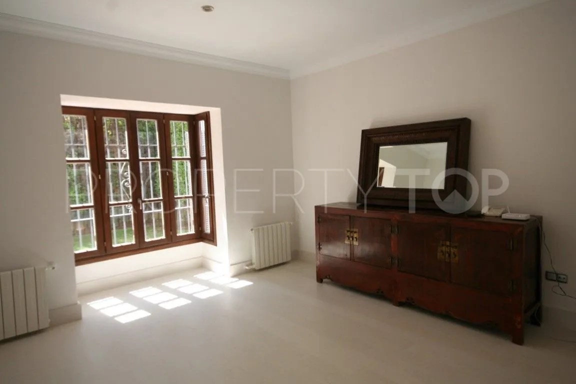 Villa a la venta en Guadalmina Baja con 6 dormitorios