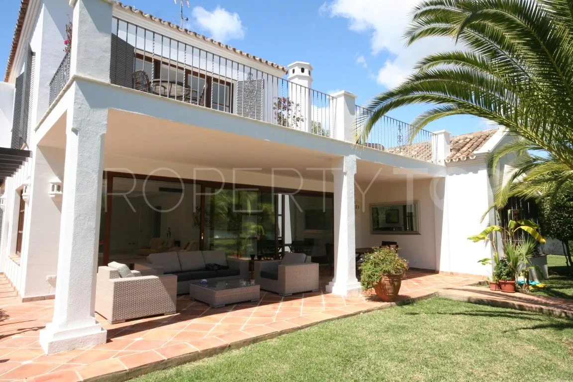 Villa a la venta en Guadalmina Baja con 6 dormitorios