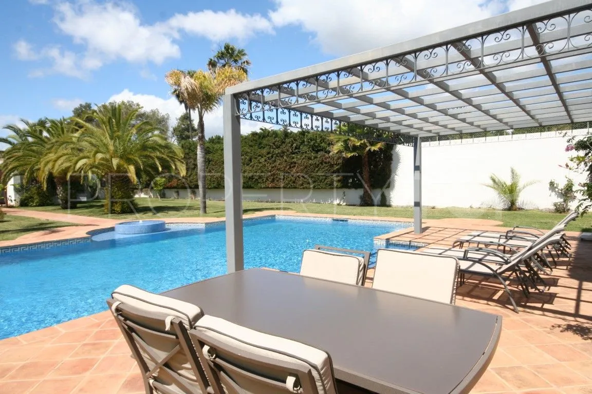 Villa a la venta en Guadalmina Baja con 6 dormitorios