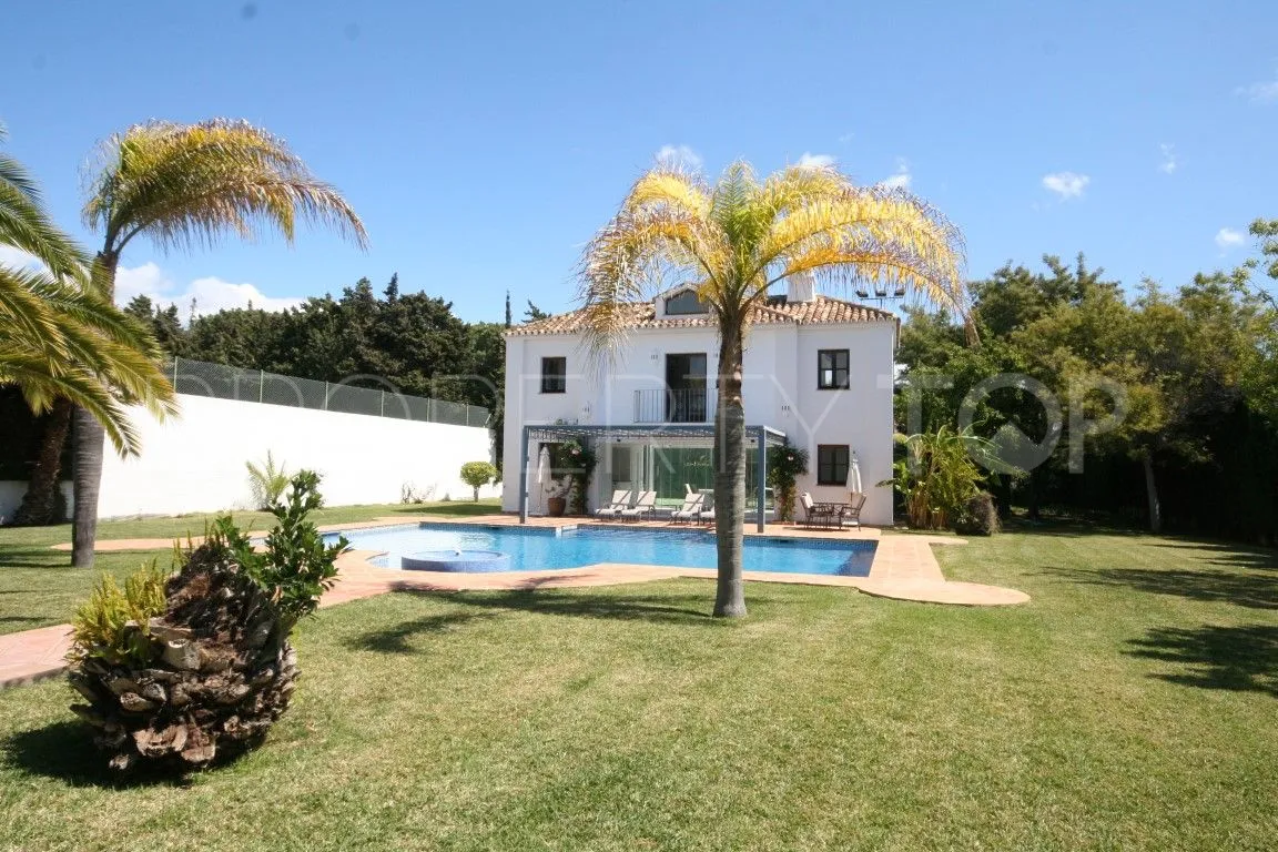 Villa a la venta en Guadalmina Baja con 6 dormitorios