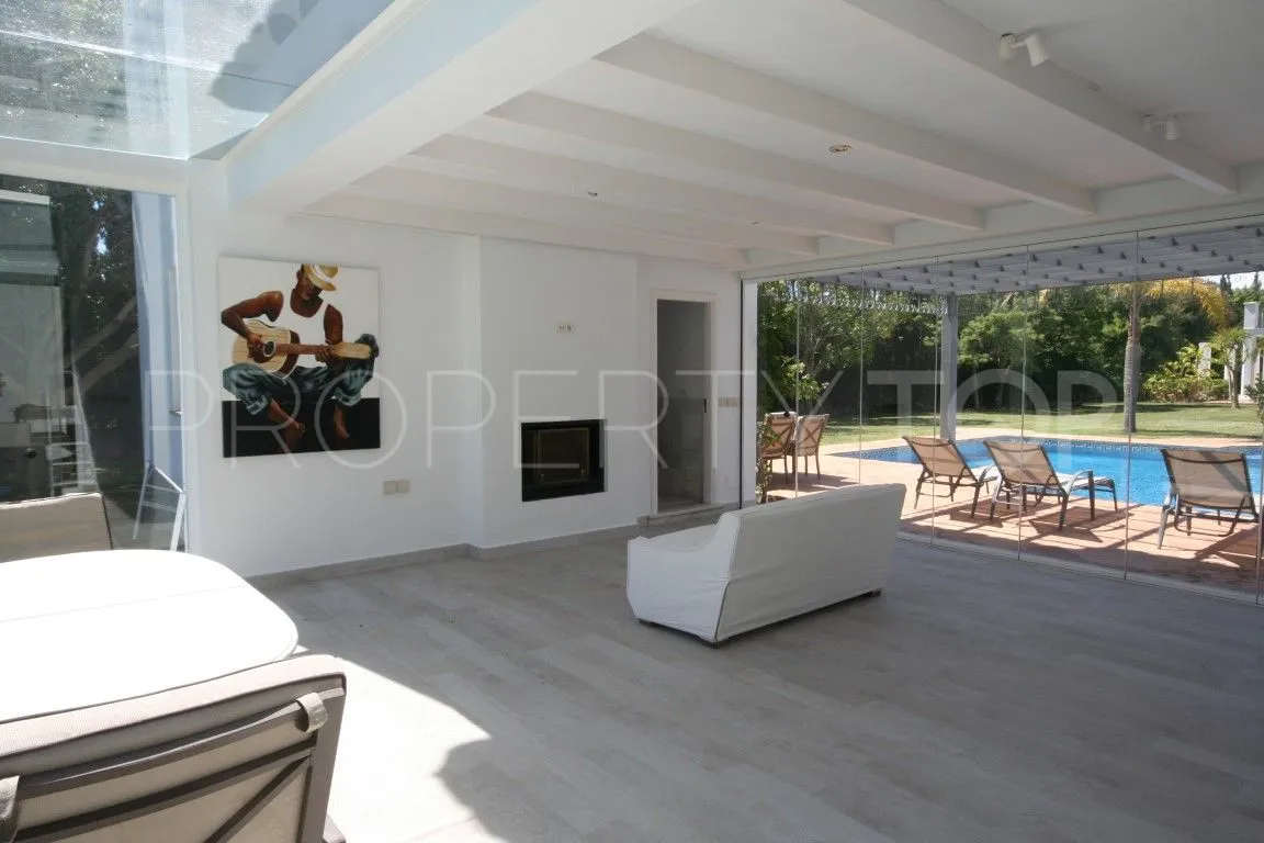 Villa a la venta en Guadalmina Baja con 6 dormitorios