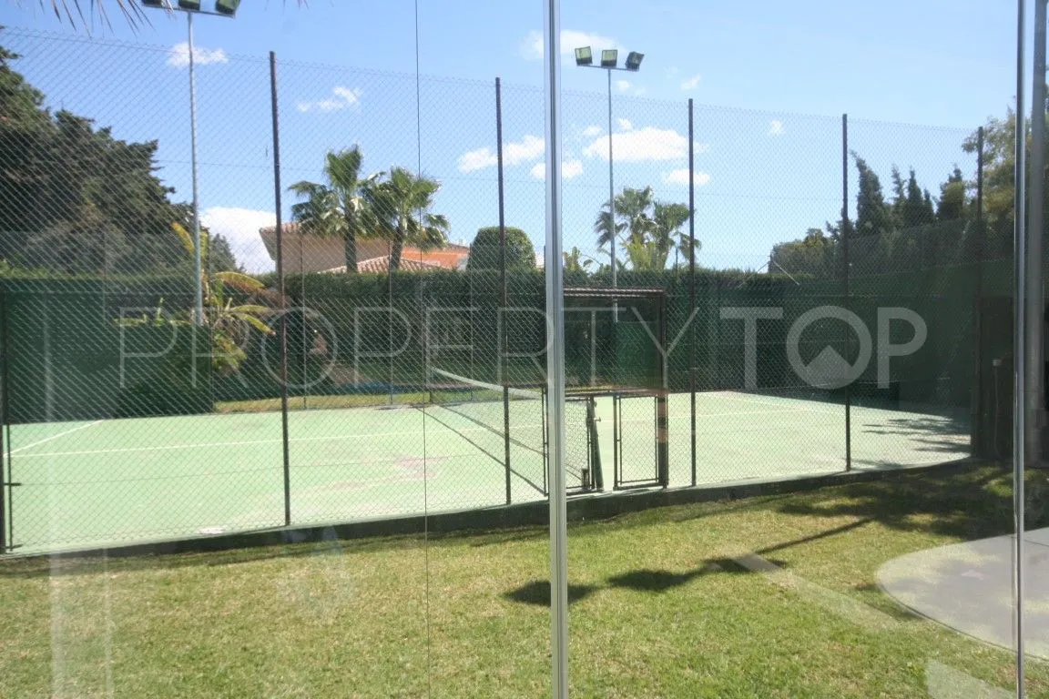 Villa a la venta en Guadalmina Baja con 6 dormitorios