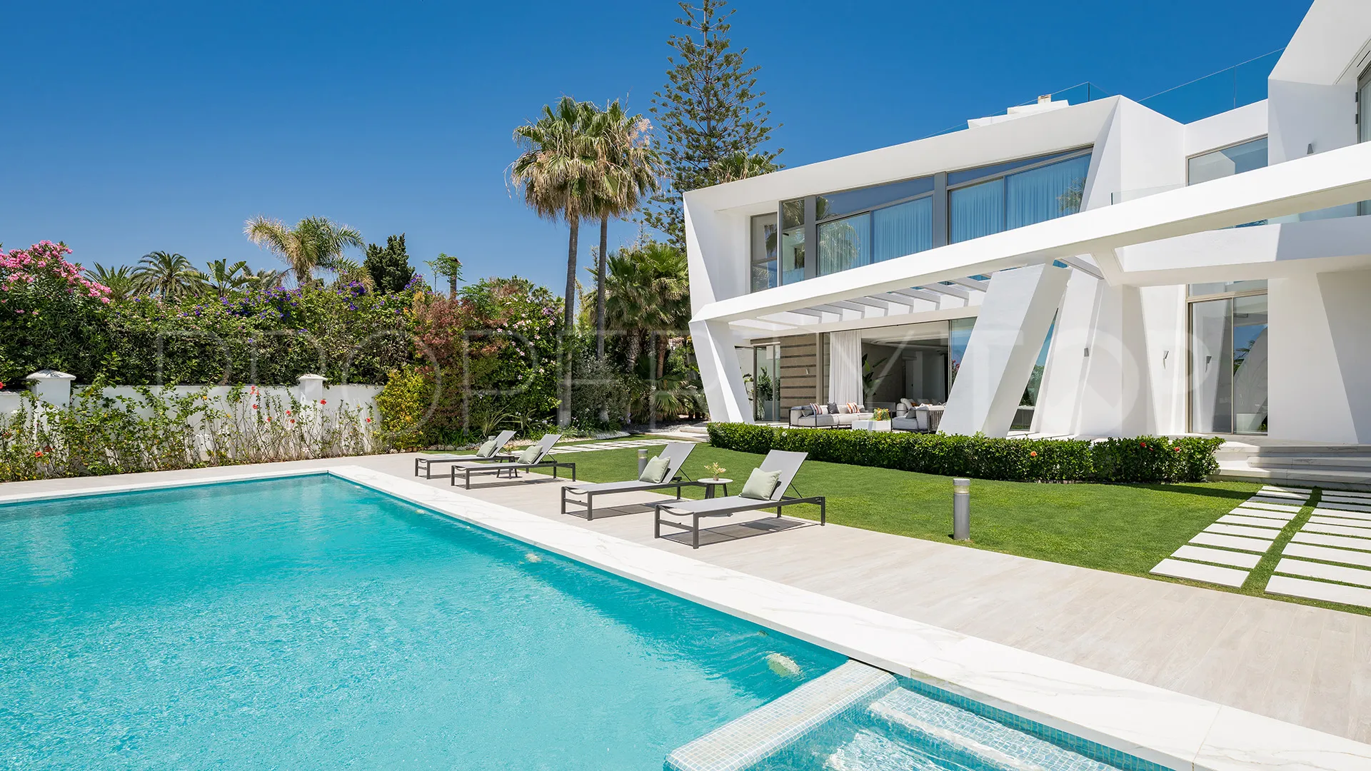 Se vende villa en Los Monteros Playa