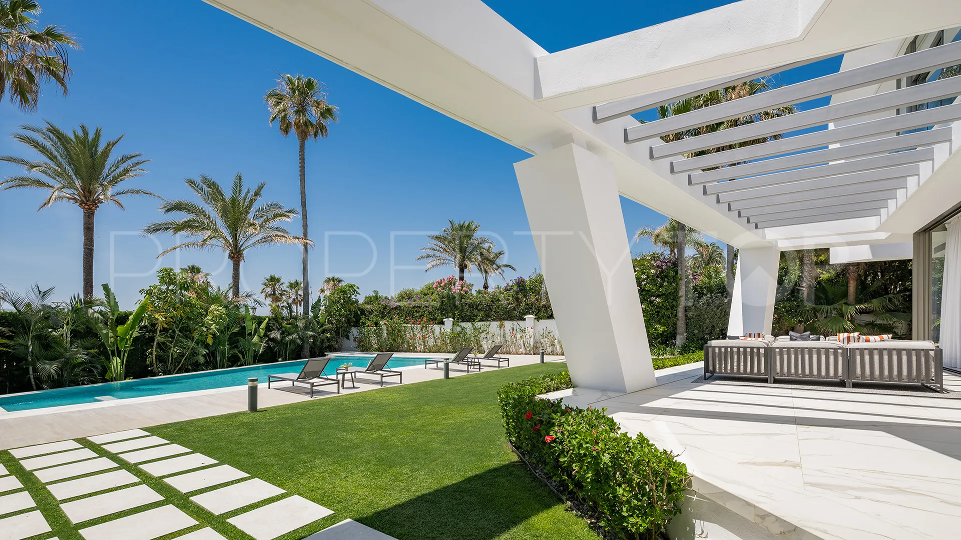 Se vende villa en Los Monteros Playa