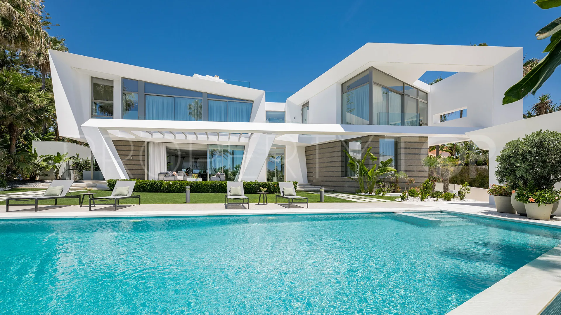 Se vende villa en Los Monteros Playa