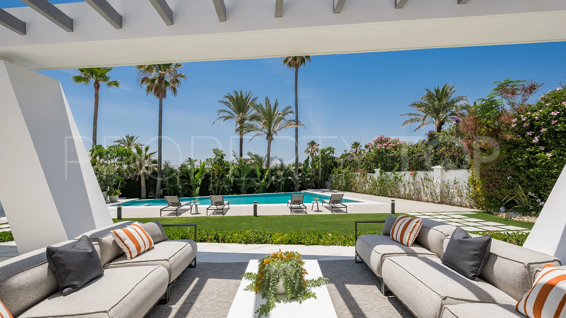 Se vende villa en Los Monteros Playa