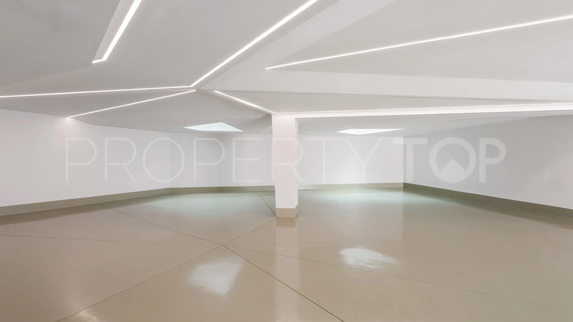 Se vende villa en Los Monteros Playa