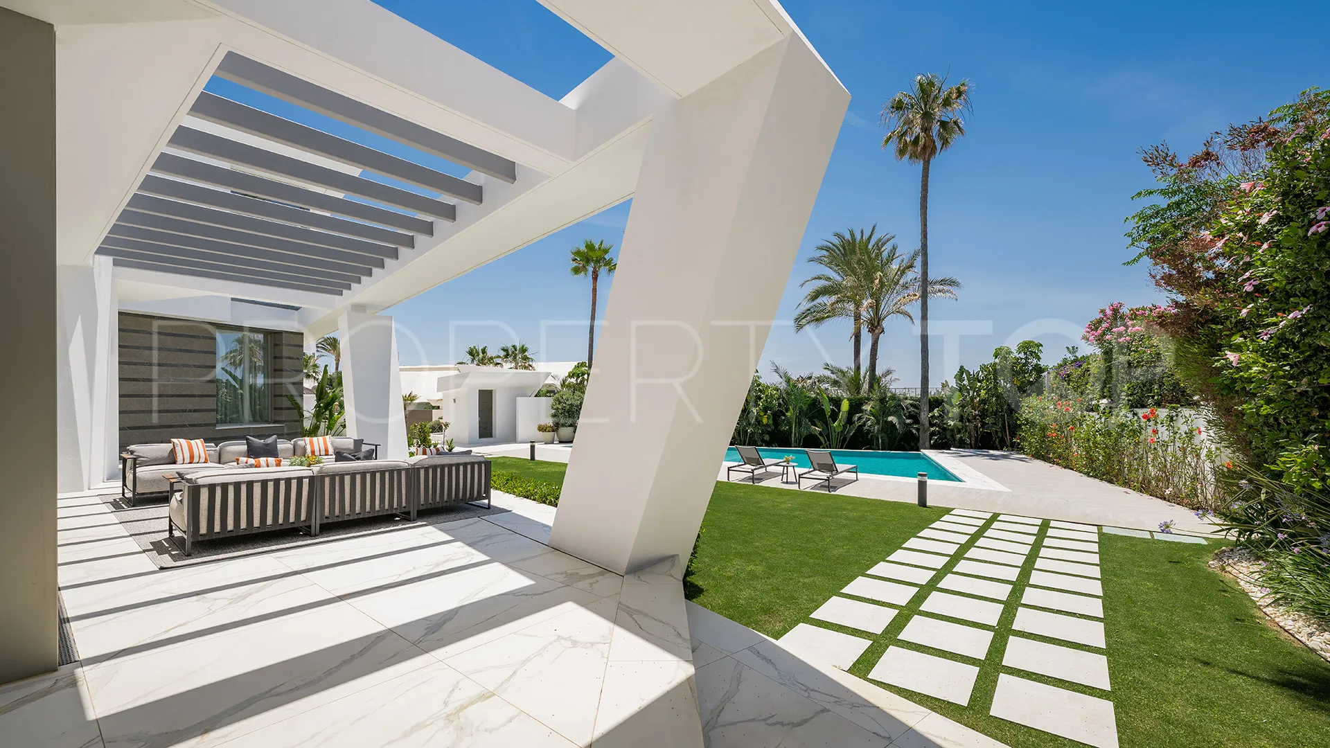 Se vende villa en Los Monteros Playa