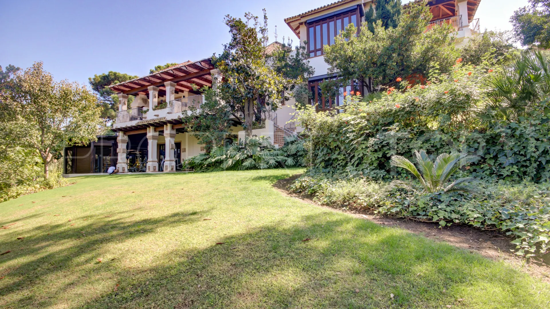 Buy villa in La Zagaleta
