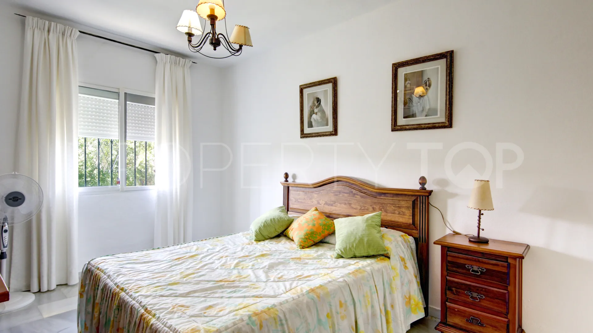 Villa for sale in Estepona with 6 bedrooms