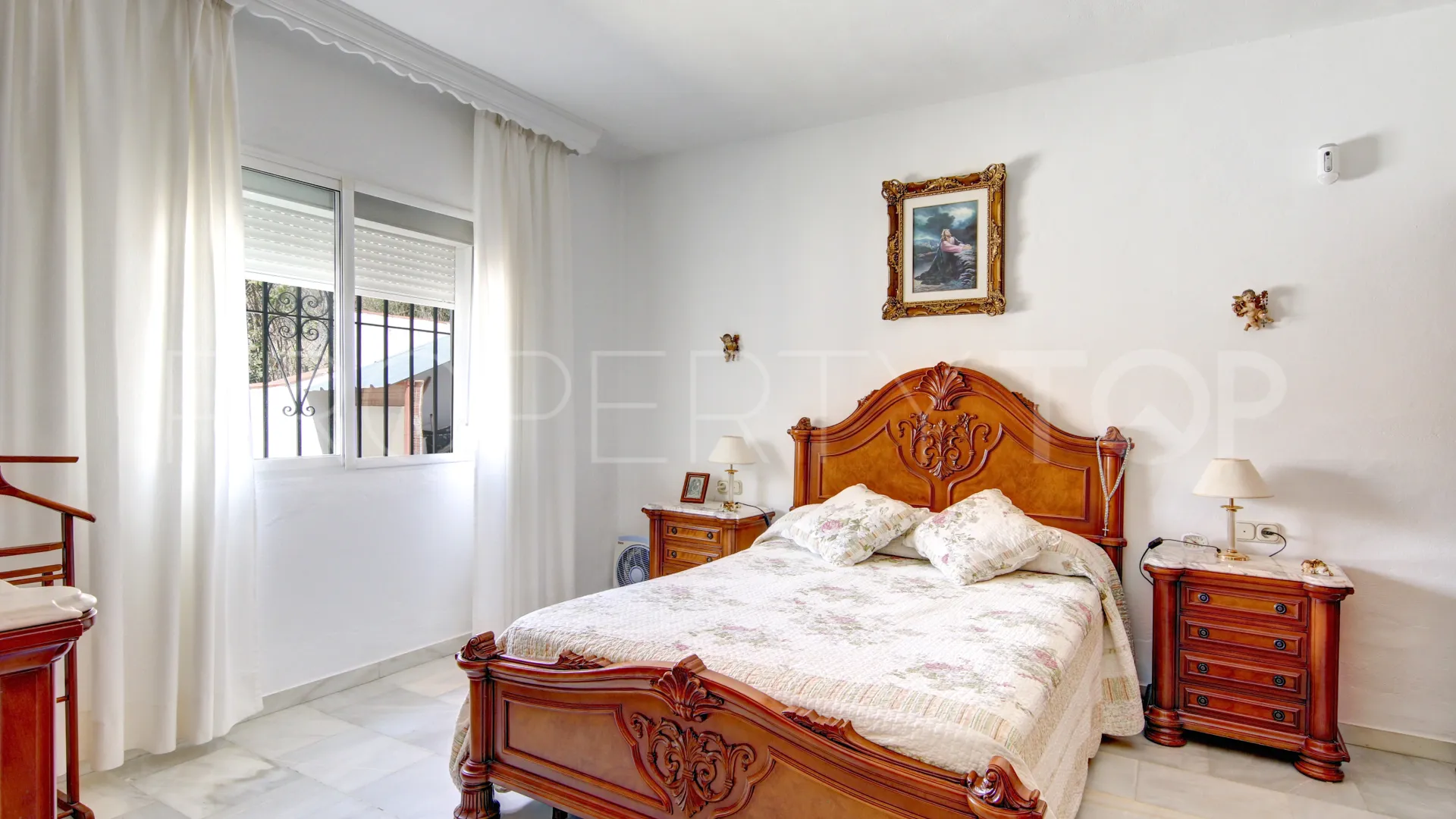 Villa for sale in Estepona with 6 bedrooms