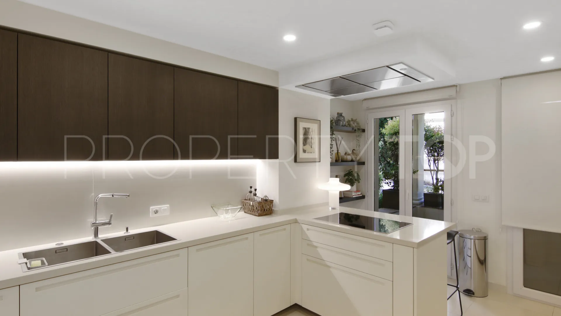 Ground floor apartment for sale in Las Alamandas with 3 bedrooms