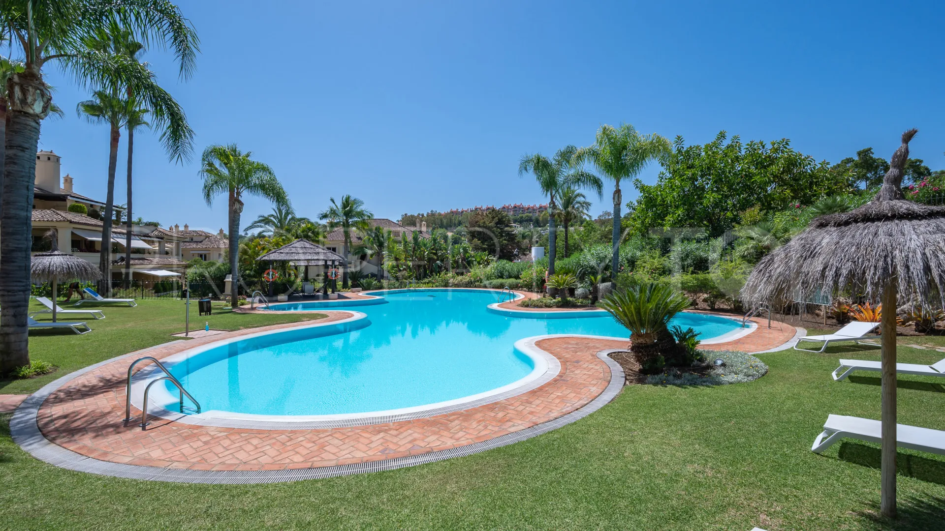 Ground floor apartment for sale in Las Alamandas with 3 bedrooms