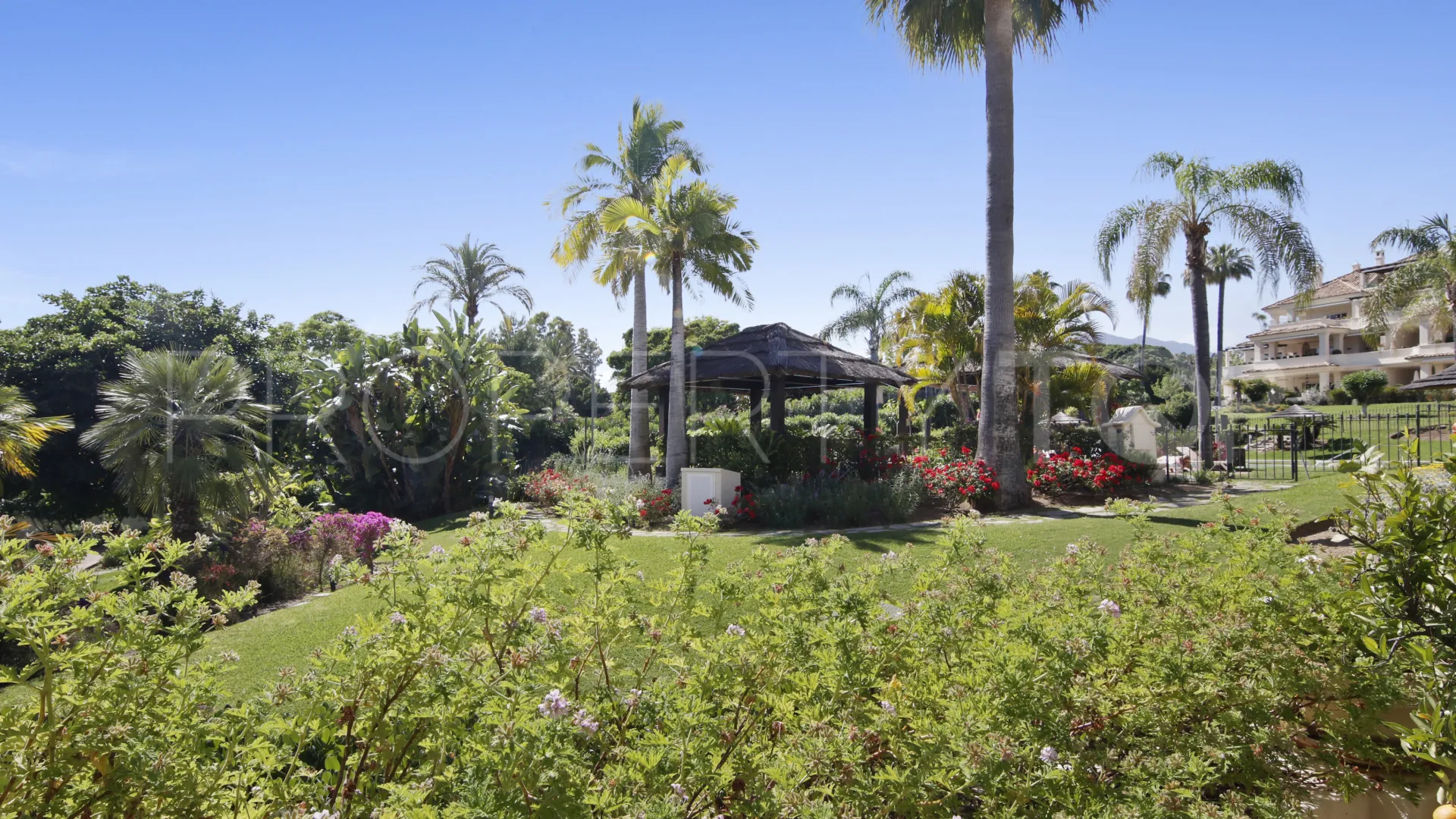 Ground floor apartment for sale in Las Alamandas with 3 bedrooms