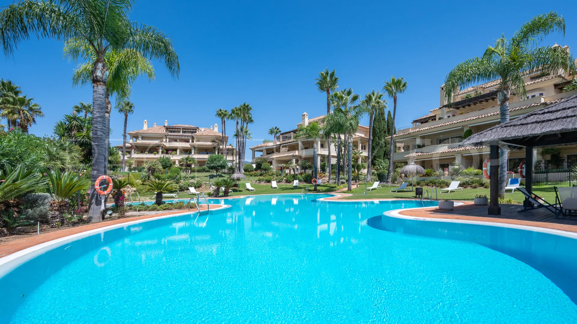 Ground floor apartment for sale in Las Alamandas with 3 bedrooms