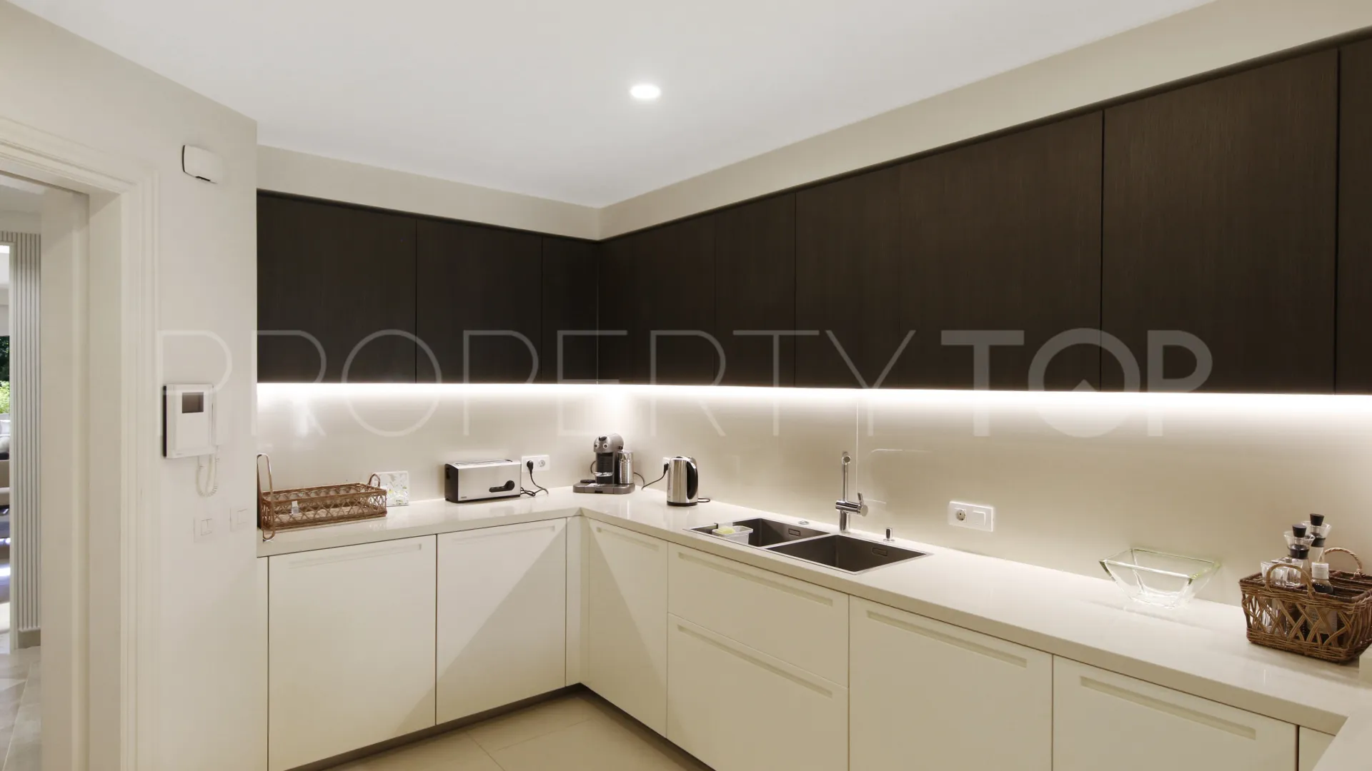 Ground floor apartment for sale in Las Alamandas with 3 bedrooms