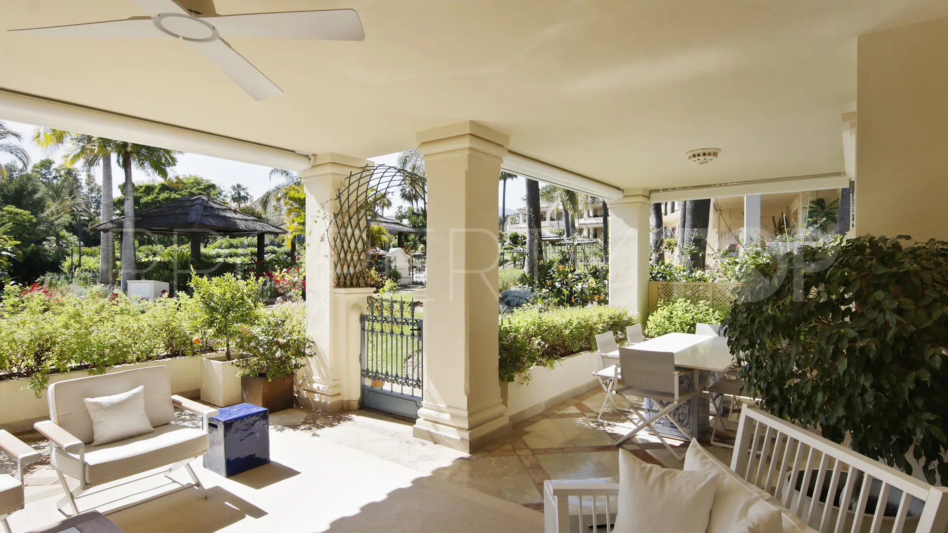 Ground floor apartment for sale in Las Alamandas with 3 bedrooms