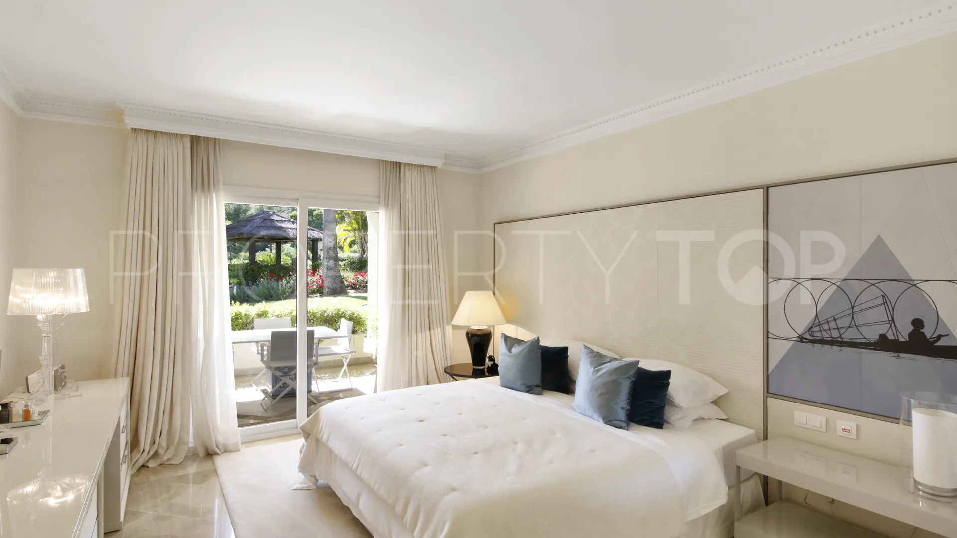 Ground floor apartment for sale in Las Alamandas with 3 bedrooms