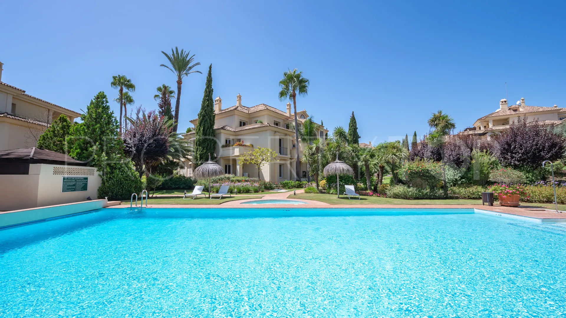 Ground floor apartment for sale in Las Alamandas with 3 bedrooms