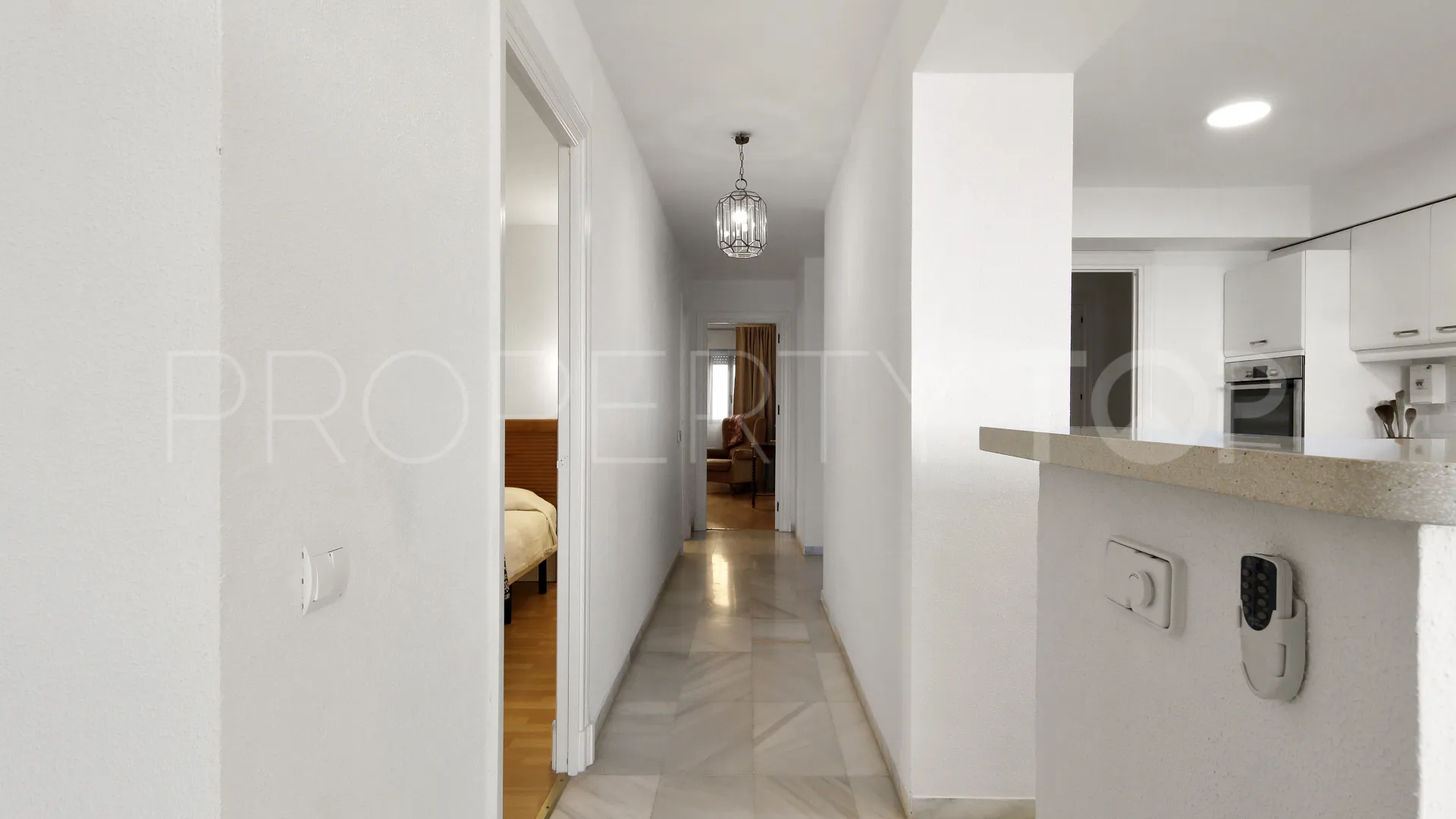 Se vende apartamento con 2 dormitorios en Estepona Ciudad