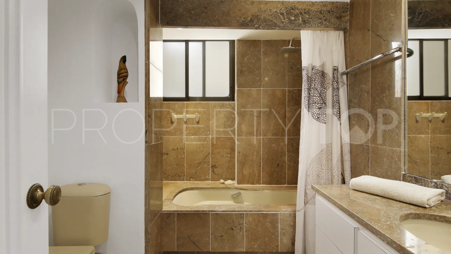 Se vende apartamento con 2 dormitorios en Estepona Ciudad