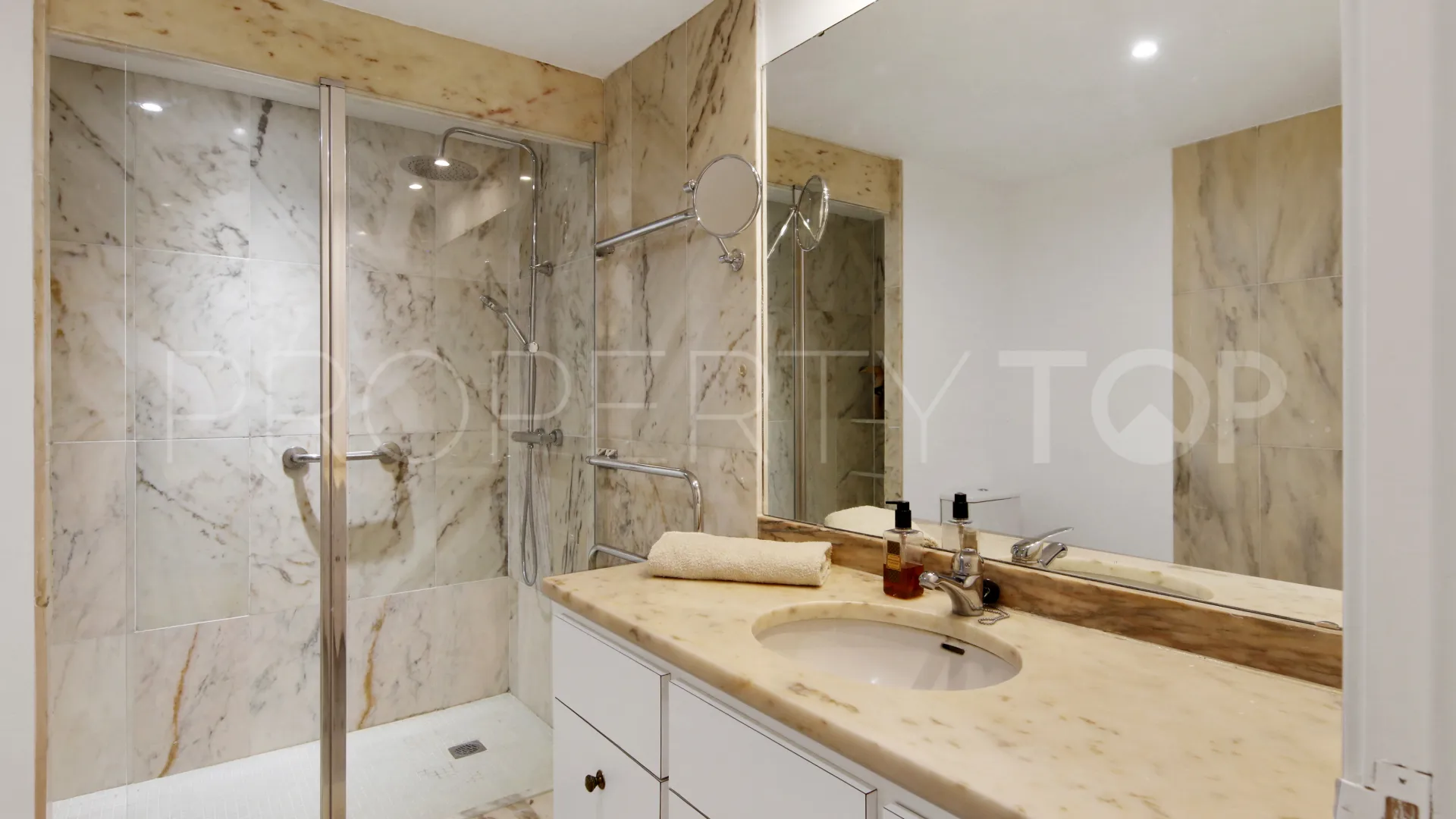 Se vende apartamento con 2 dormitorios en Estepona Ciudad