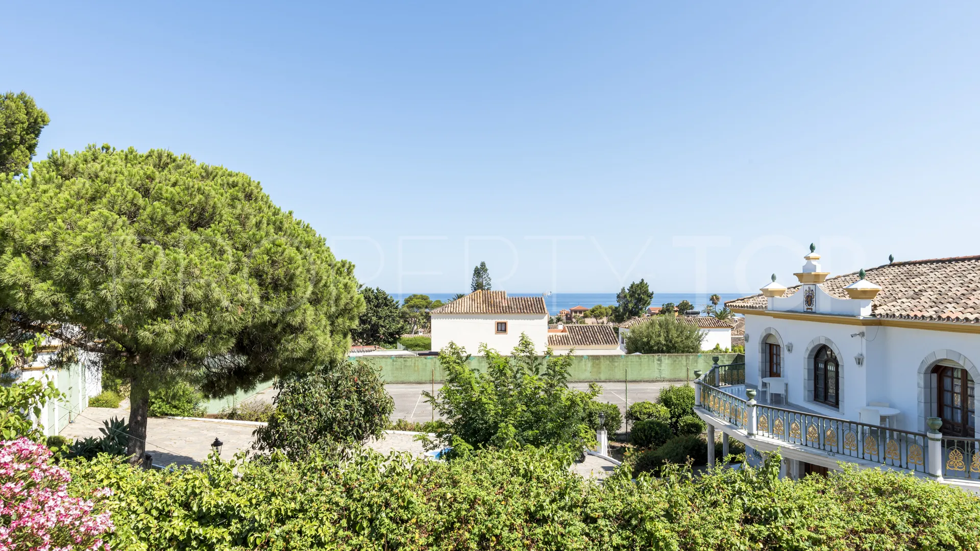 For sale villa with 6 bedrooms in Estepona West