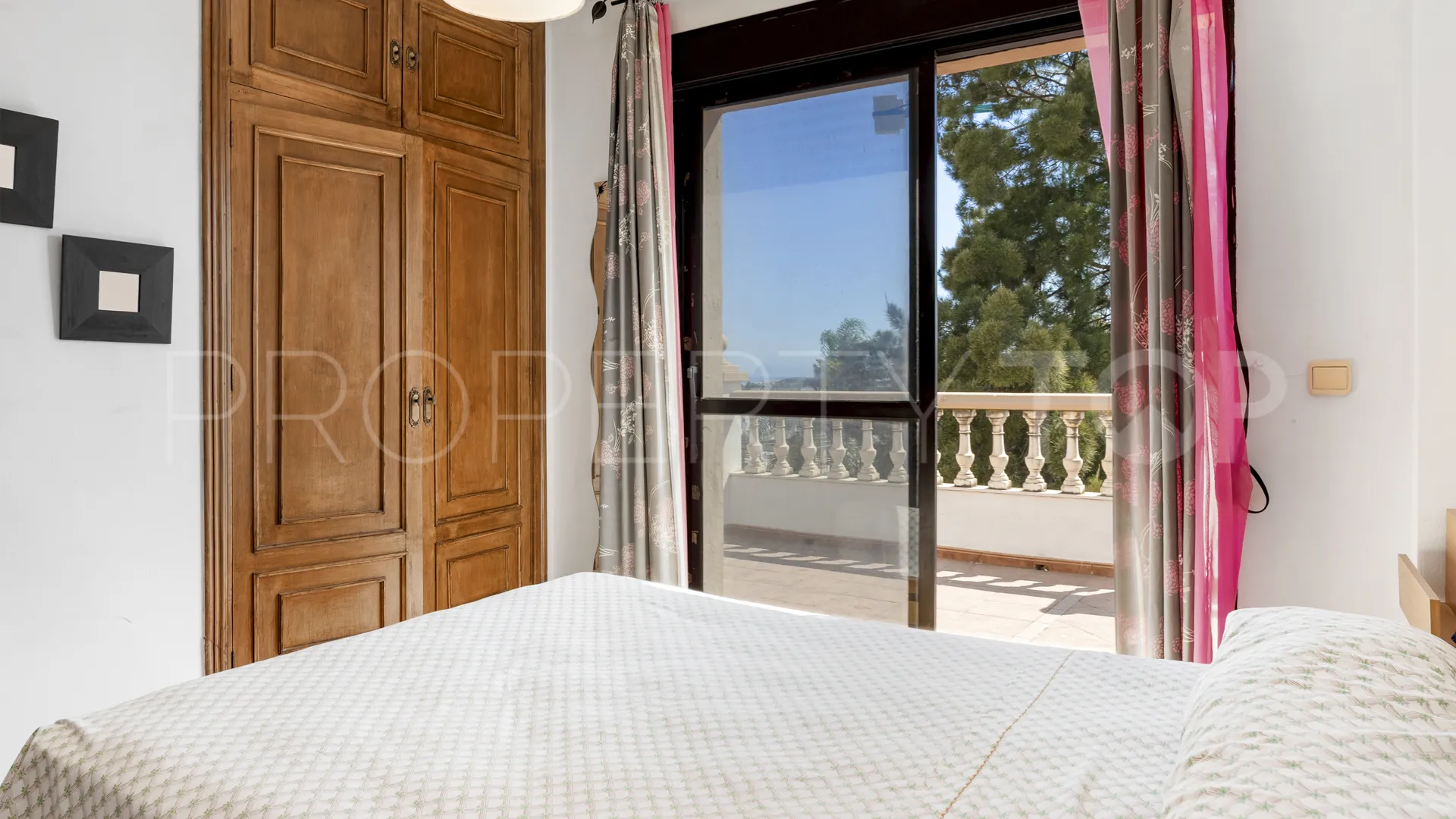 For sale villa with 6 bedrooms in Estepona West