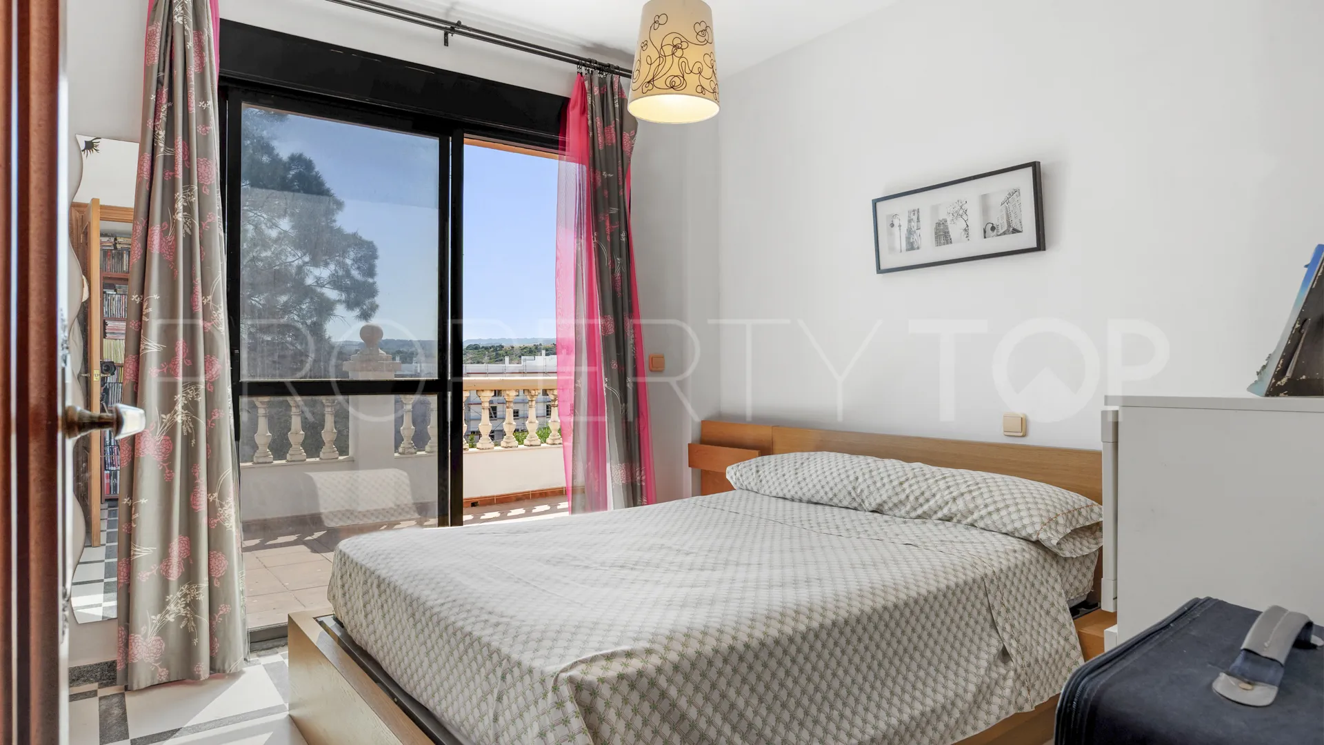 For sale villa with 6 bedrooms in Estepona West
