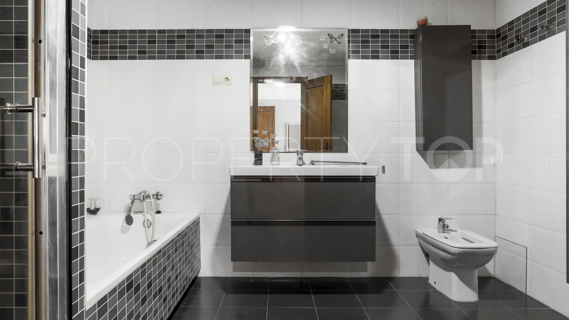 For sale villa with 6 bedrooms in Estepona West