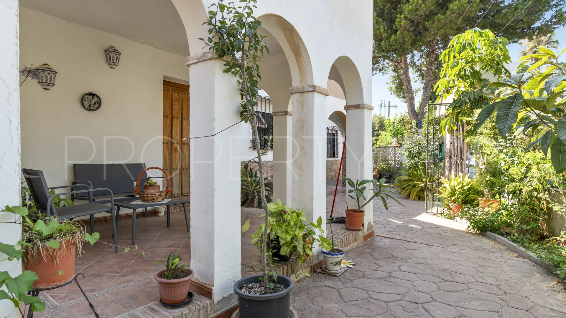 For sale villa with 6 bedrooms in Estepona West