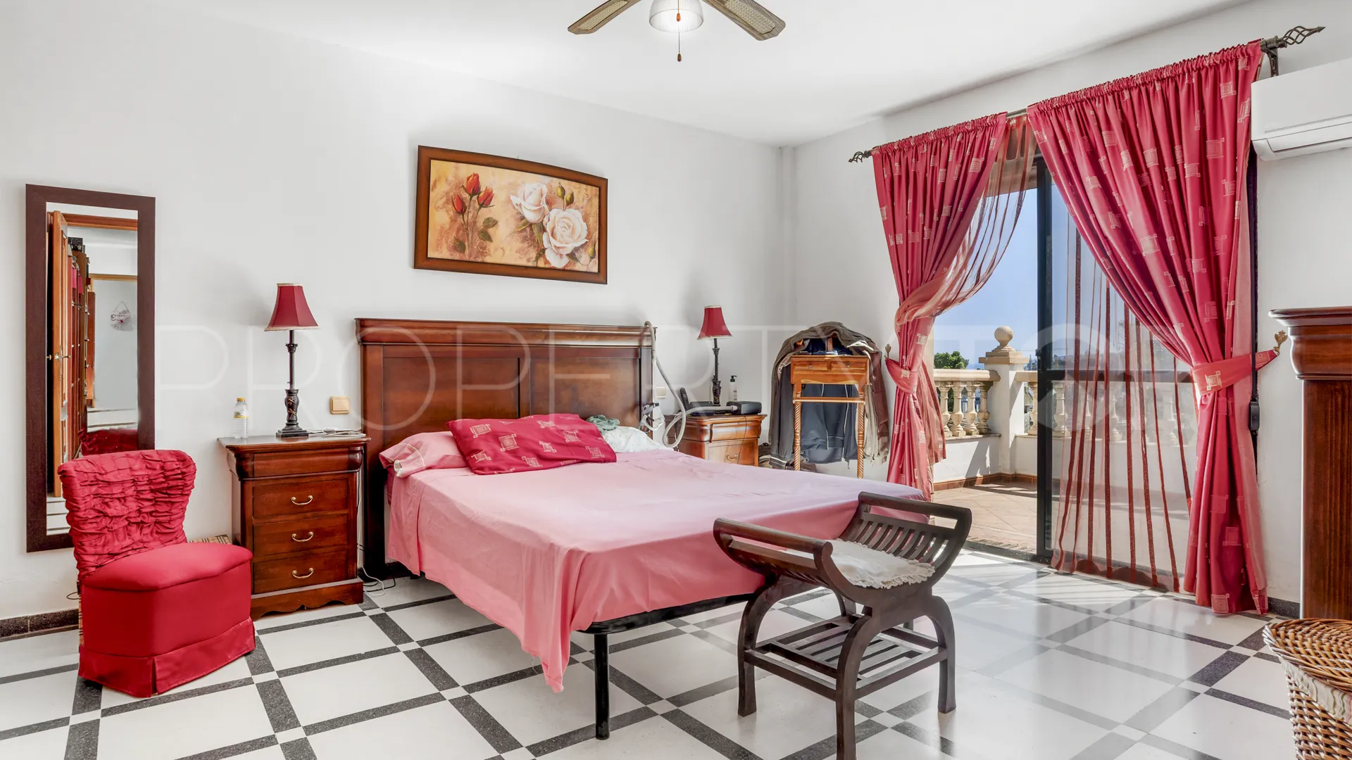 For sale villa with 6 bedrooms in Estepona West